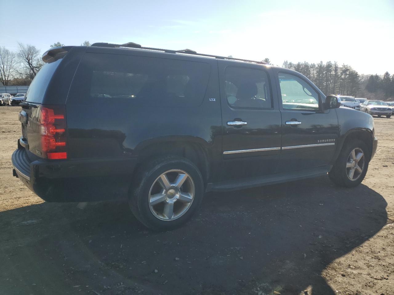 Image 3 of 2012 CHEVROLET SUBURBAN K1500 LTZ 2012 with VIN 1GNSKKE77CR221364