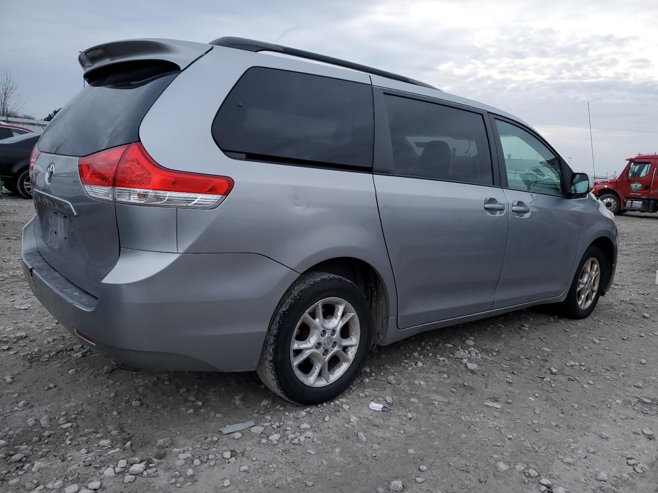 Obraz 3 z 2011 TOYOTA SIENNA LE 2011 z VIN 5TDKK3DC6BS013733