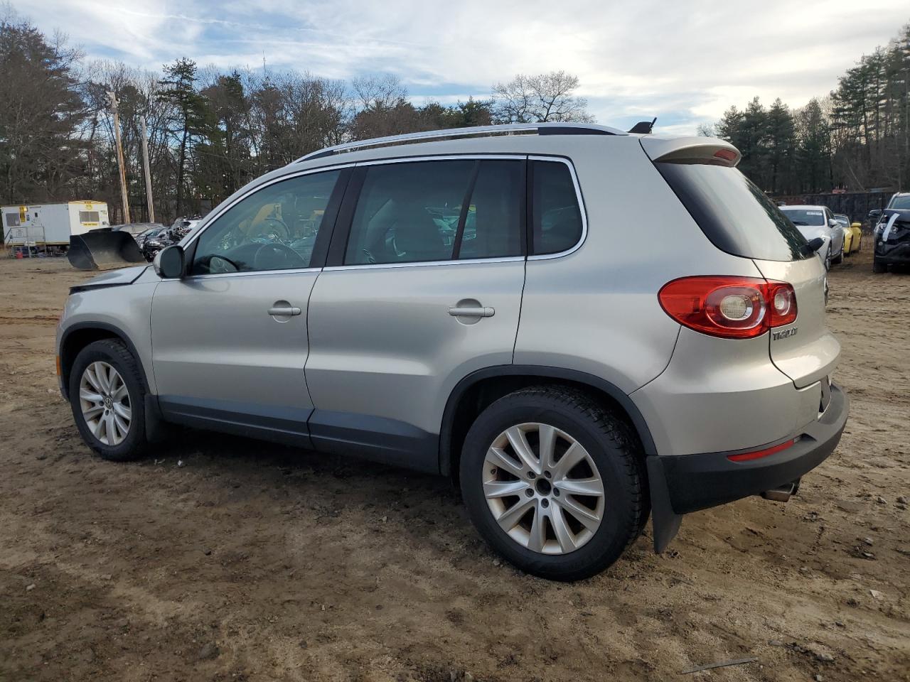 Image 2 of 2010 VOLKSWAGEN TIGUAN SE 2010 with VIN WVGBV7AX3AW000227