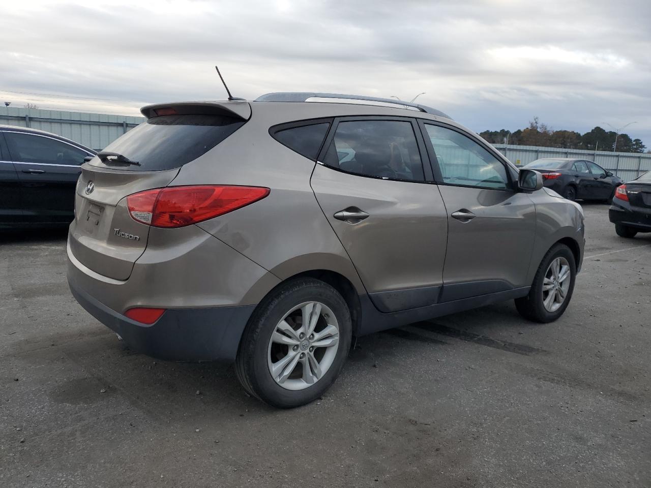 Image 3 of 2010 HYUNDAI TUCSON GLS 2010 with VIN KM8JU3AC1AU034487