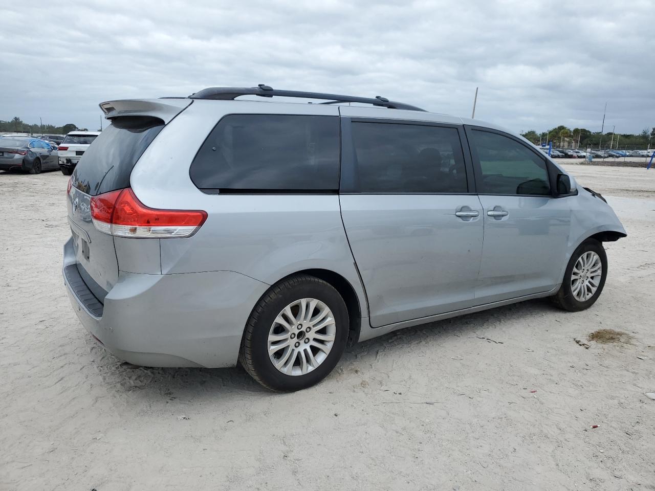 Image 3 of 2014 TOYOTA SIENNA XLE 2014 with VIN 5TDYK3DC0ES413205