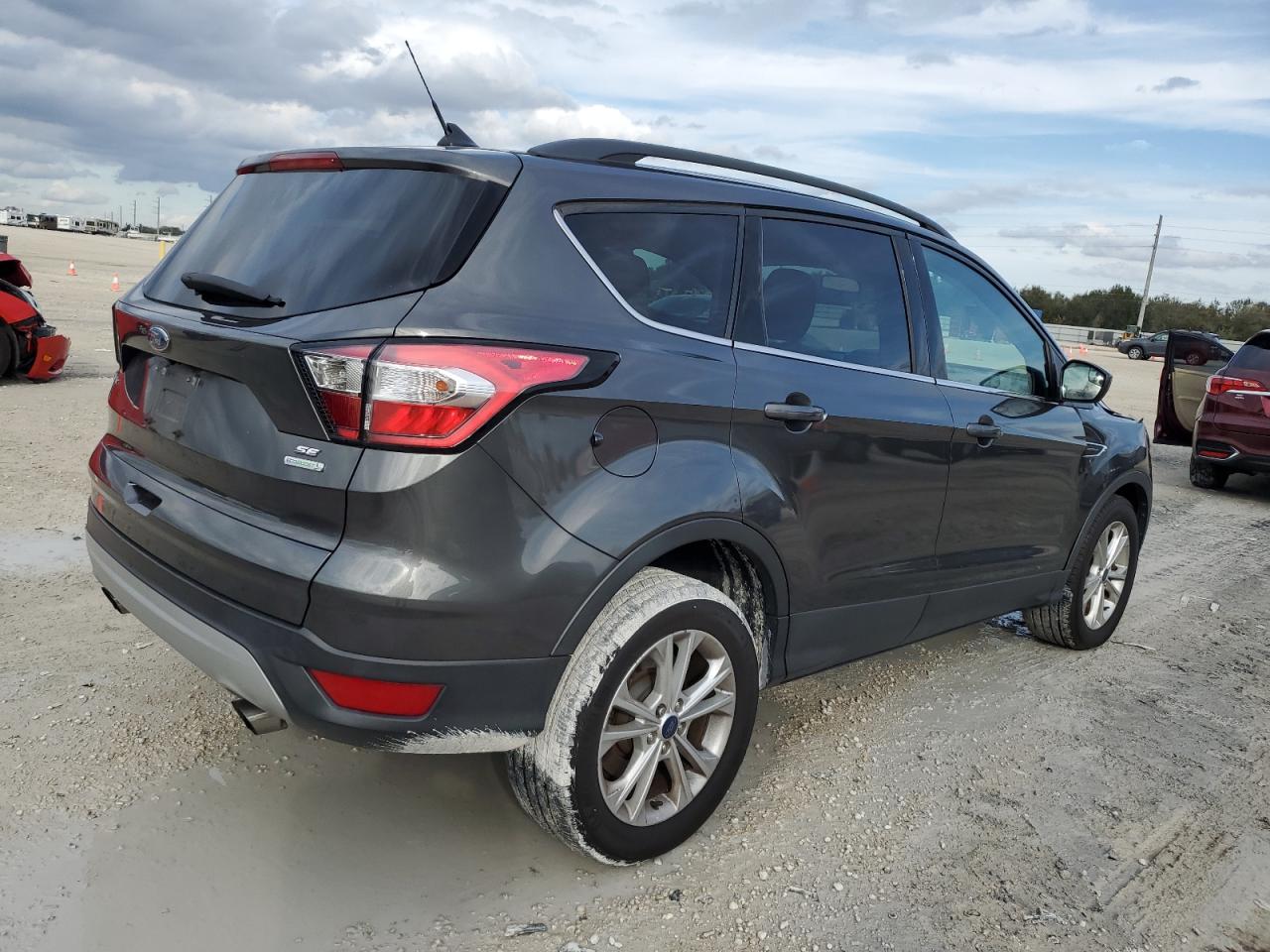 Image 3 of 2018 FORD ESCAPE SE 2018 with VIN 1FMCU0GDXJUB37673