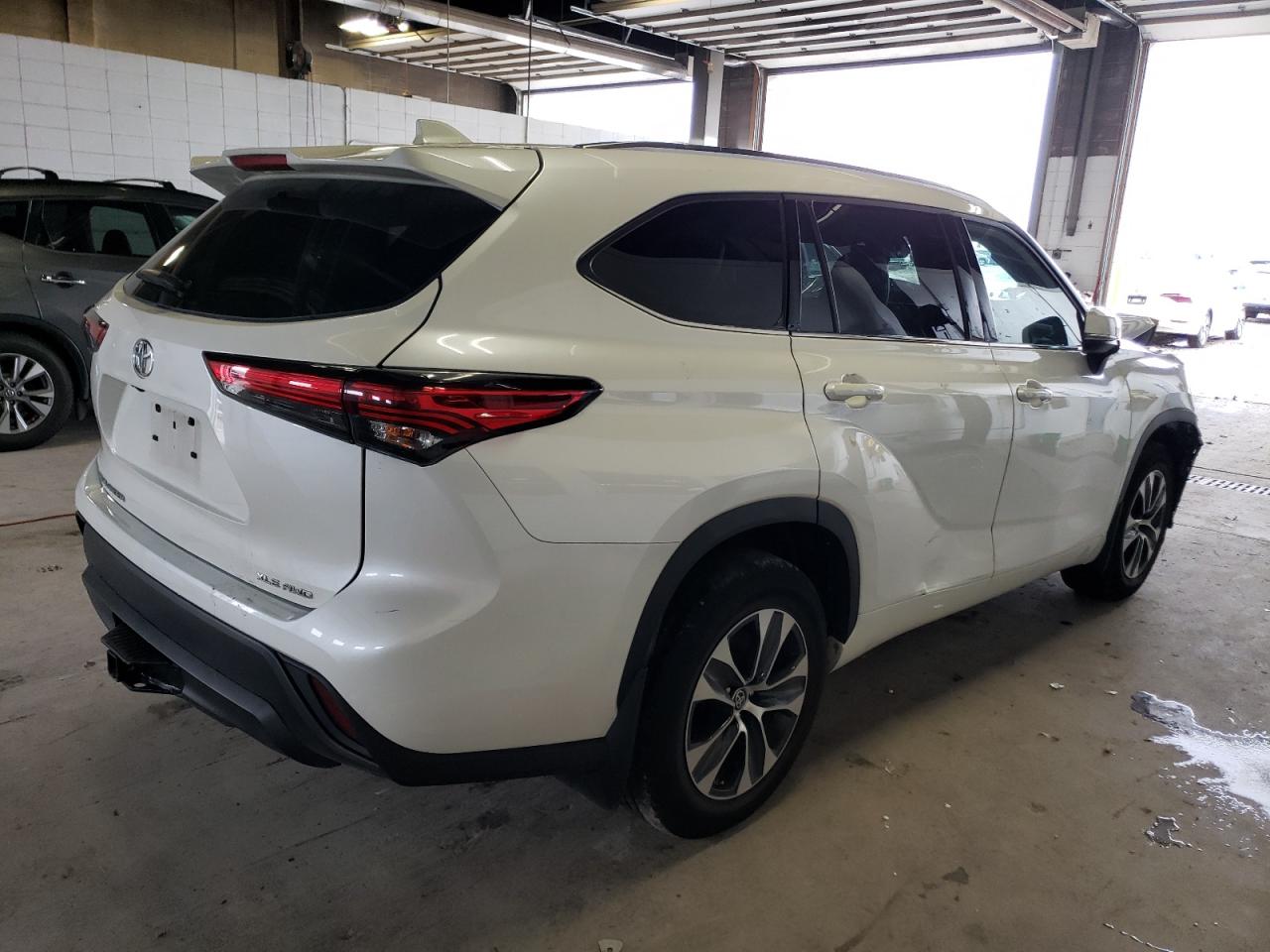 Изображение 3 2021 TOYOTA HIGHLANDER XLE 2021 с VIN 5TDGZRBH1MS137284