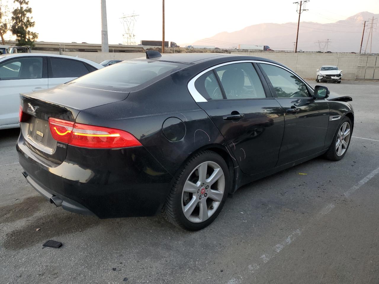 Obraz 3 z 2017 JAGUAR XE PREMIUM 2017 z VIN SAJAD4BG8HA964492