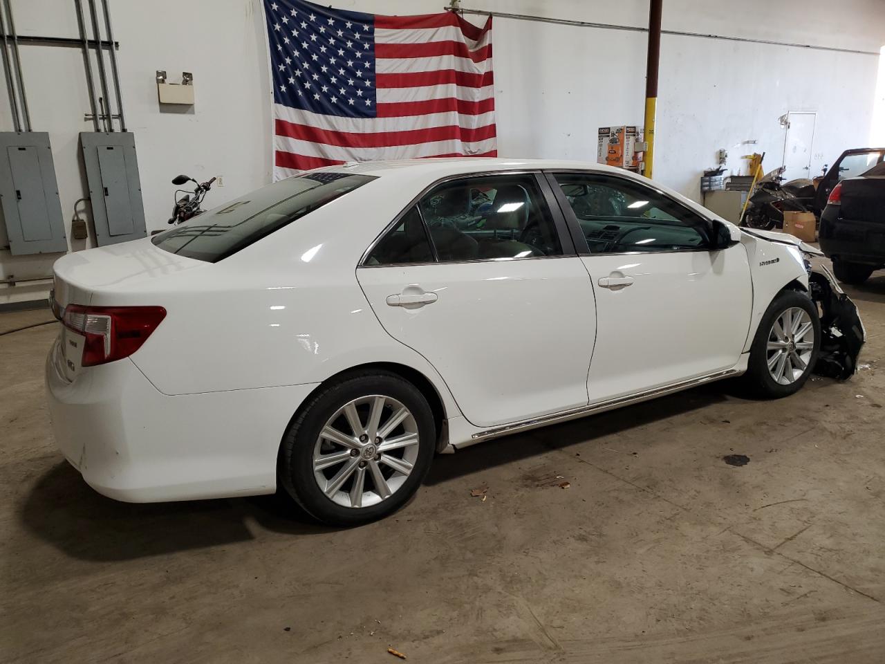 Image 3 of 2014 TOYOTA CAMRY HYBRID 2014 with VIN 4T1BD1FK7EU100555