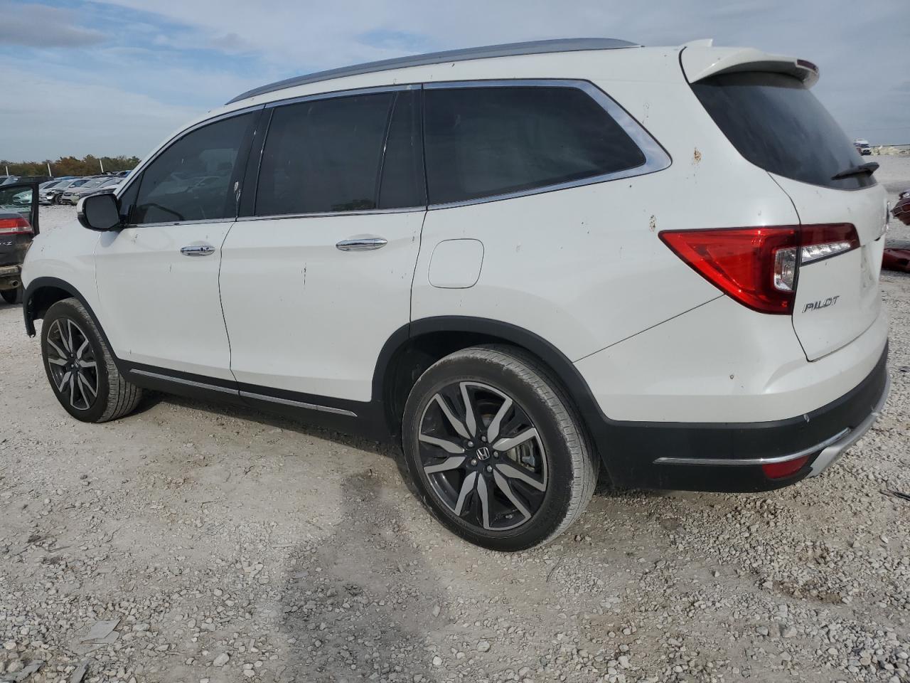 Obraz 2 z 2021 HONDA PILOT TOURING 2021 z VIN 5FNYF5H6XMB040231