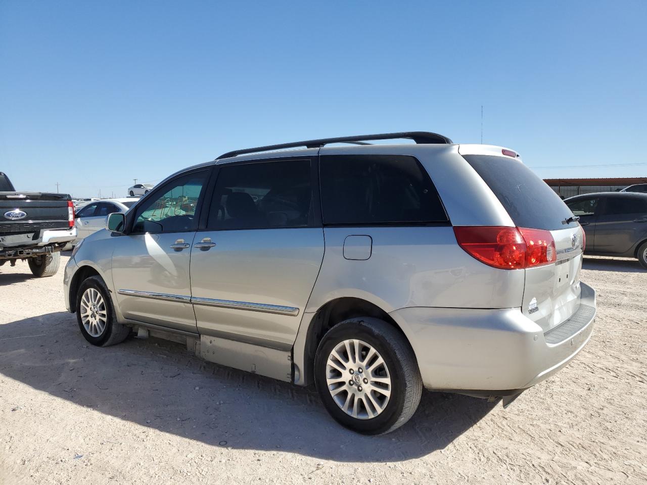 Изображение 2 2010 TOYOTA SIENNA XLE 2010 с VIN 5TDYK4CC6AS342481