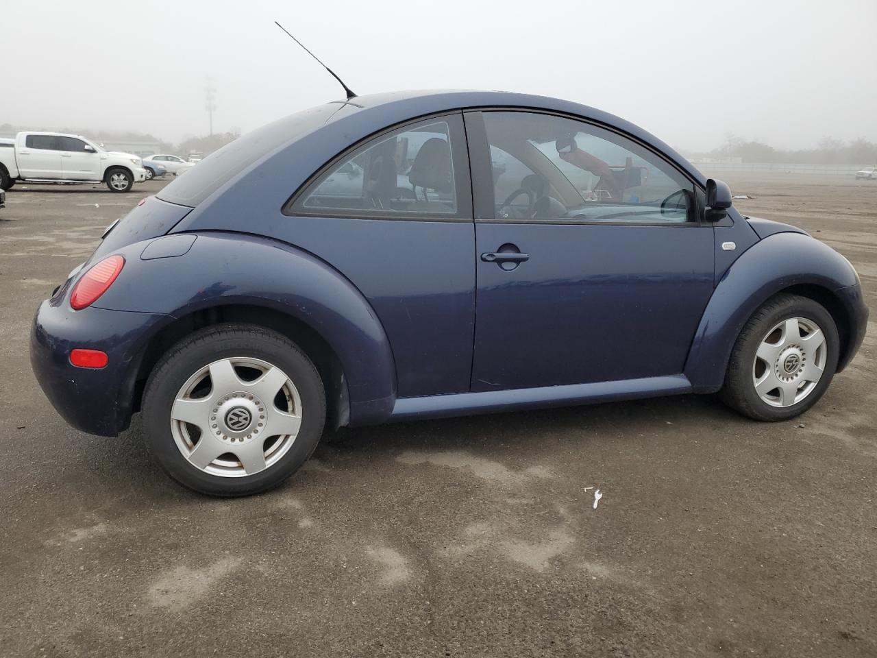 Image 3 of 2000 VOLKSWAGEN NEW BEETLE GLS 2000 with VIN 3VWCC21C6YM479118