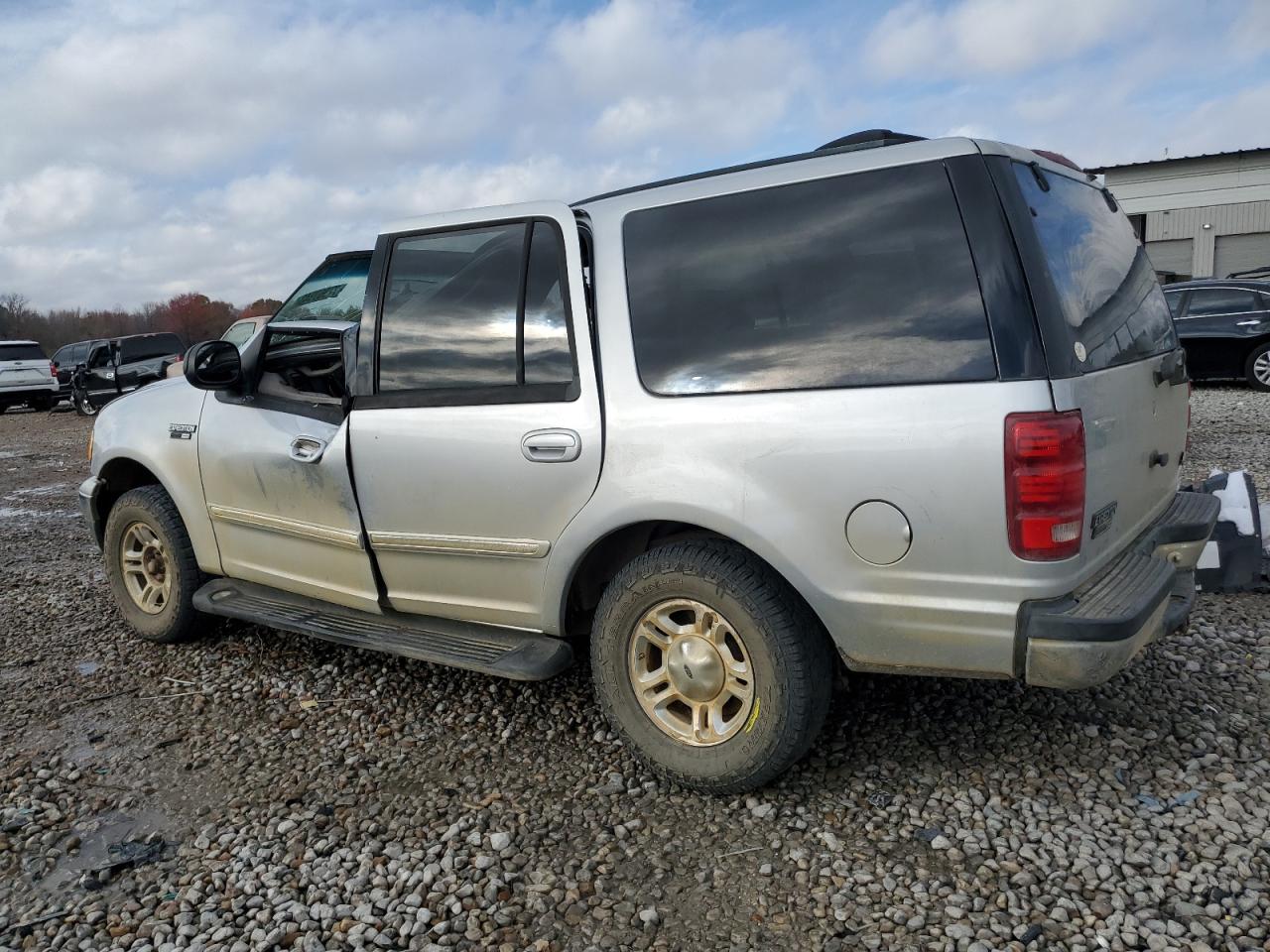 Image 2 of 2002 FORD EXPEDITION XLT 2002 with VIN 1FMRU15W02LA31406