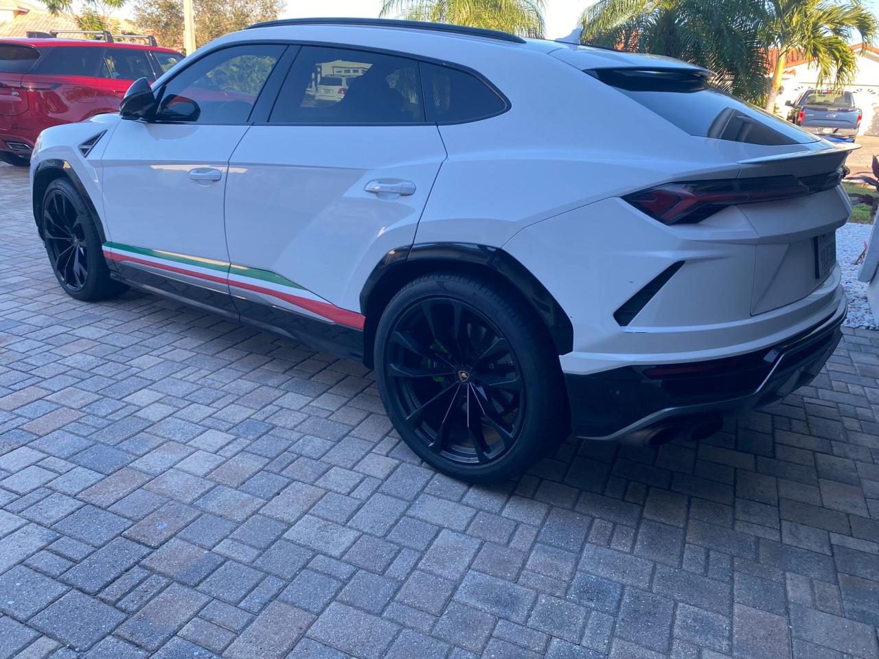 Image 3 of 2019 LAMBORGHINI URUS  2019 with VIN ZPBUA1ZL6KLA04288