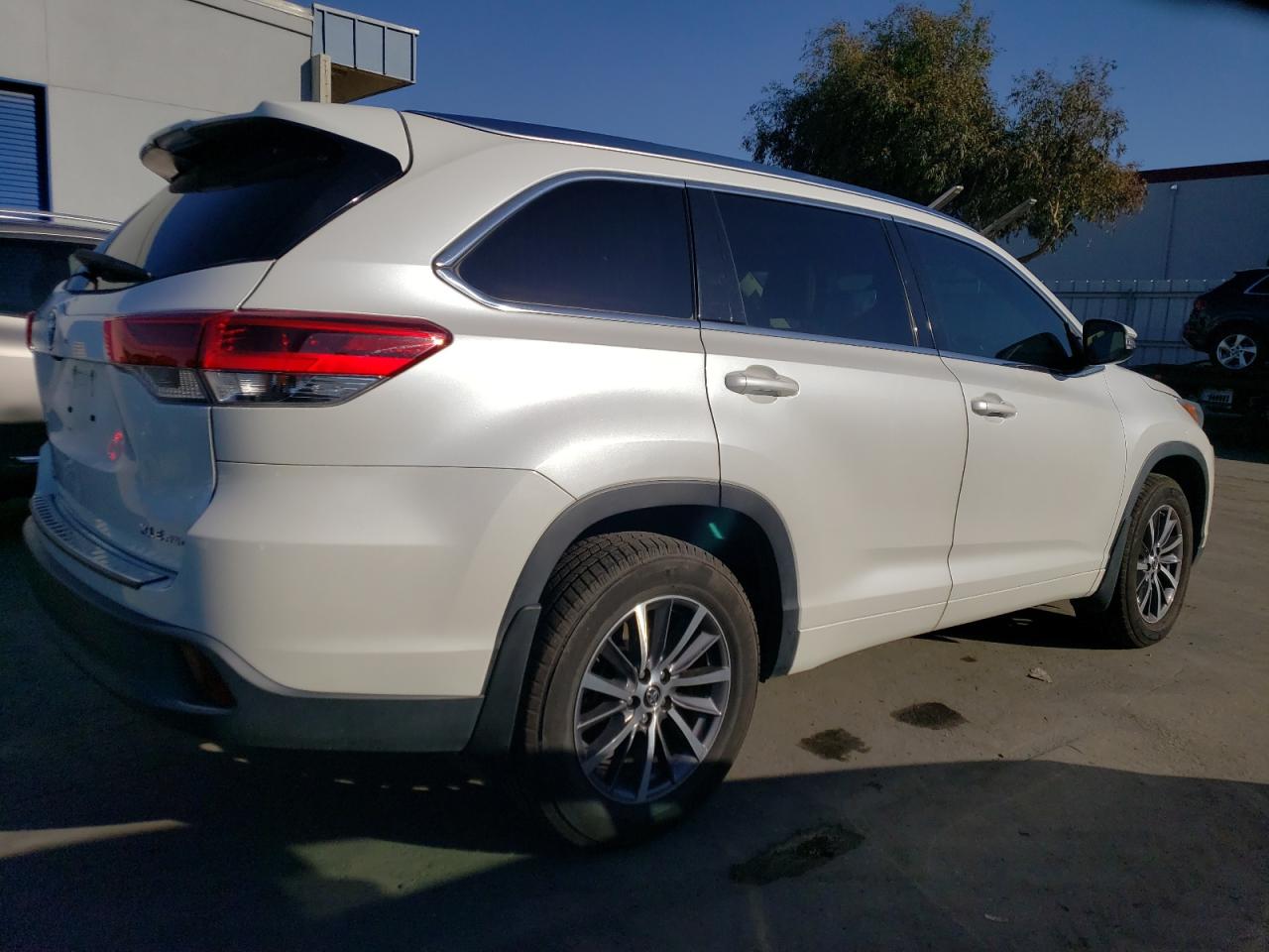 Изображение 3 2017 TOYOTA HIGHLANDER SE 2017 с VIN 5TDJZRFH8HS472192