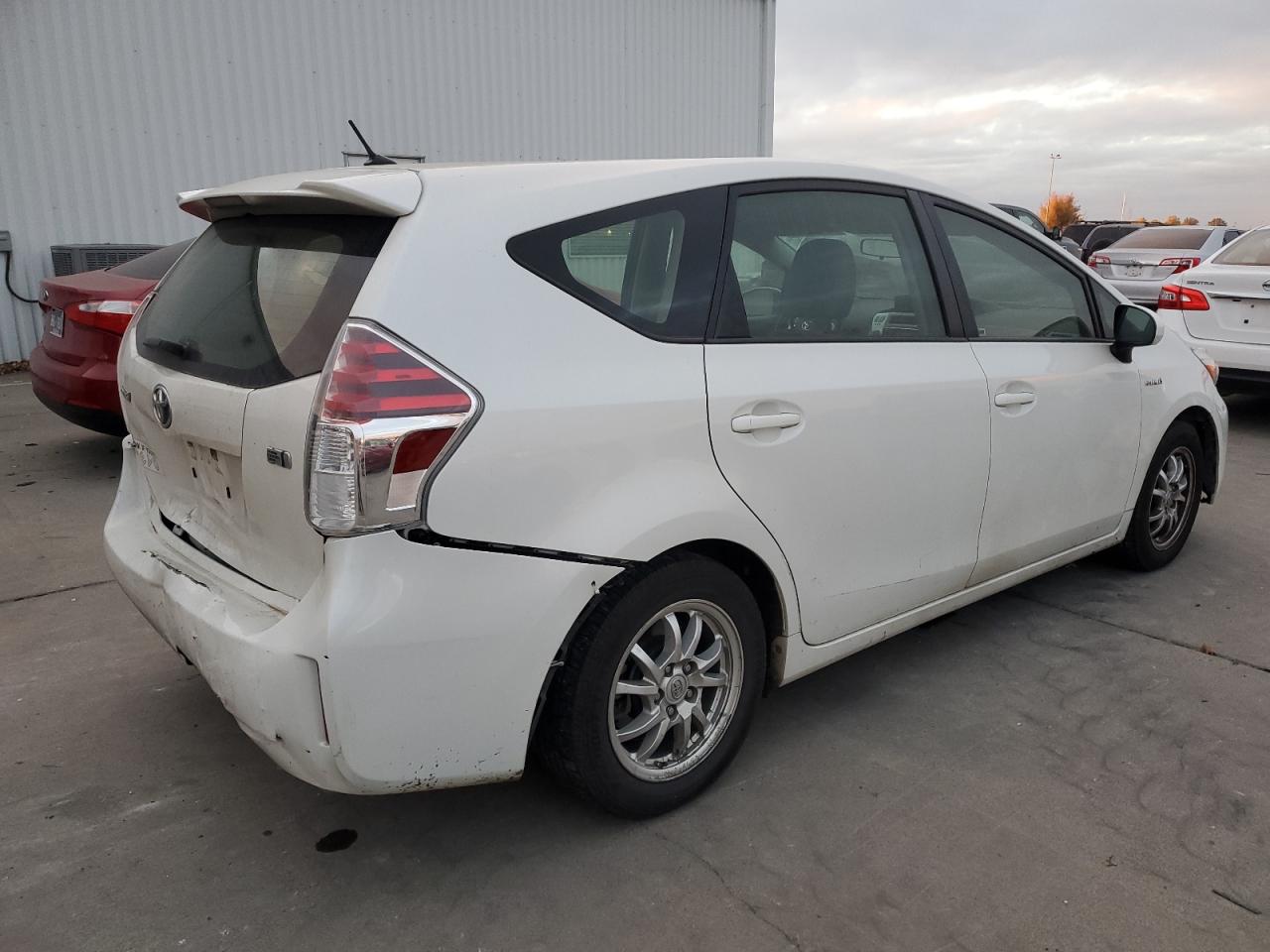 Image 3 of 2015 TOYOTA PRIUS V  2015 with VIN JTDZN3EU9FJ032454