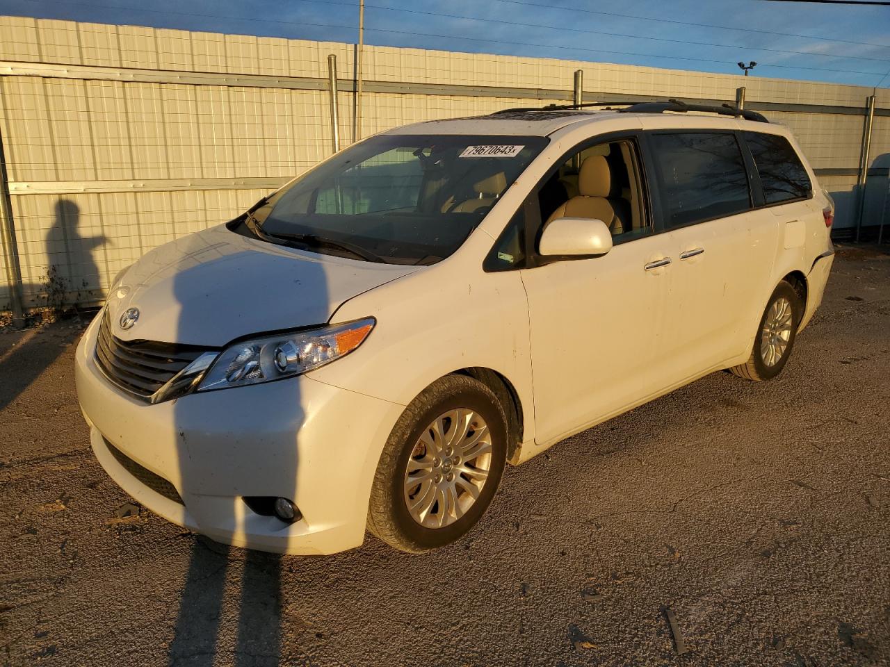 2017 TOYOTA SIENNA XLE 2017 image