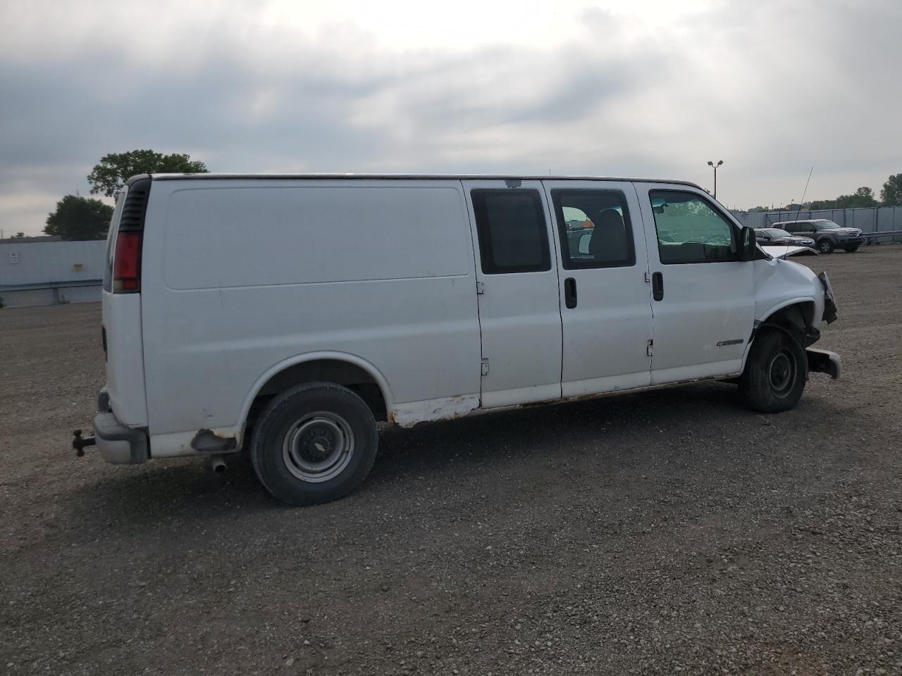 Image 3 of 2002 CHEVROLET EXPRESS G2500  2002 with VIN 1GCGG29R821118141