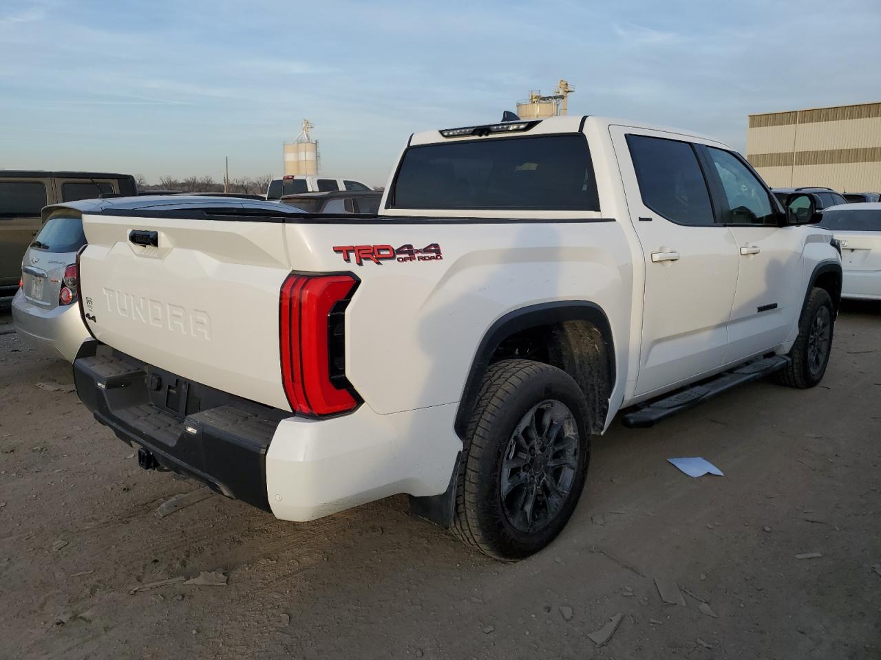 Изображение 3 2024 TOYOTA TUNDRA CREWMAX LIMITED 2024 с VIN 5TFWC5DB7RX043104