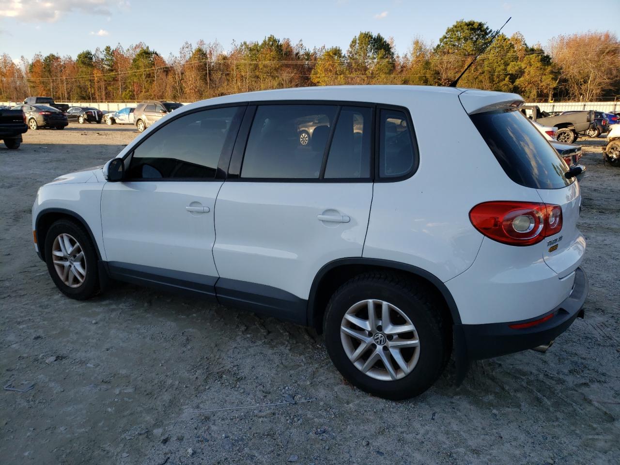Obraz 2 z Volkswagen Tiguan S 2011 z VIN WVGBV7AX7BW554243