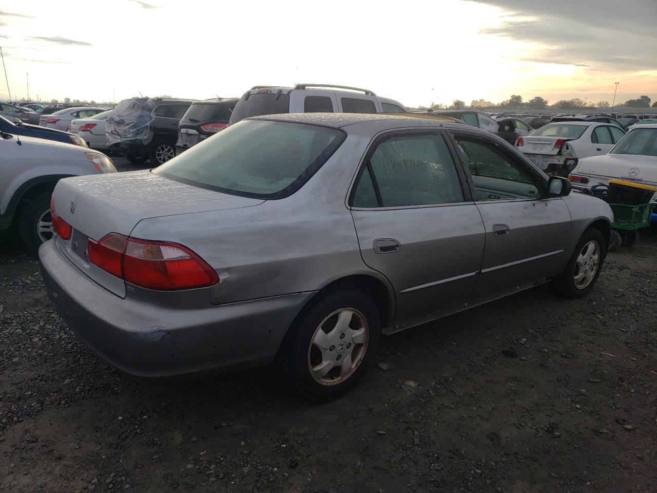 Image 3 of 2000 HONDA ACCORD EX 2000 with VIN 1HGCG6571YA040144
