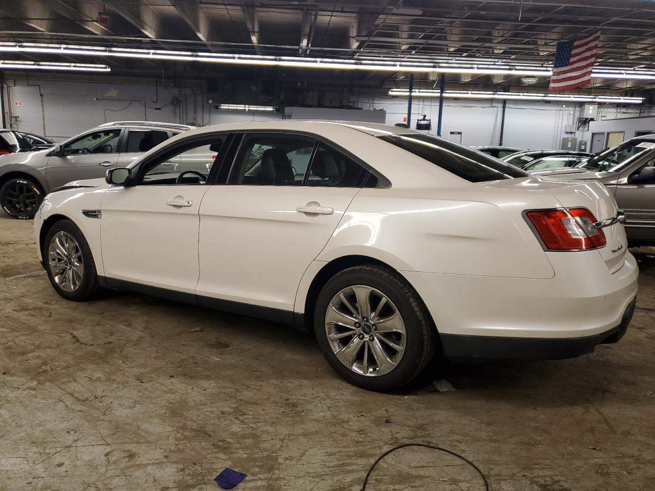 Изображение 2 2011 FORD TAURUS LIMITED 2011 с VIN 1FAHP2FW2BG186596