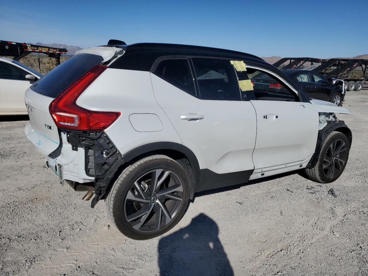 Image 3 of 2022 VOLVO XC40 T5 R-DESIGN 2022 with VIN YV4162UM0N2757355