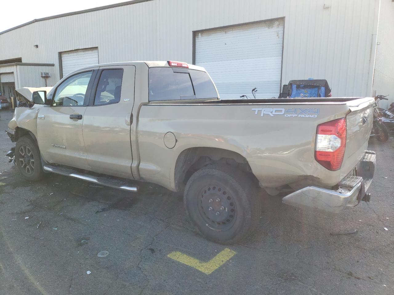 Изображение 2 2017 TOYOTA TUNDRA DOUBLE CAB SR/SR5 2017 с VIN 5TFUY5F12HX605261