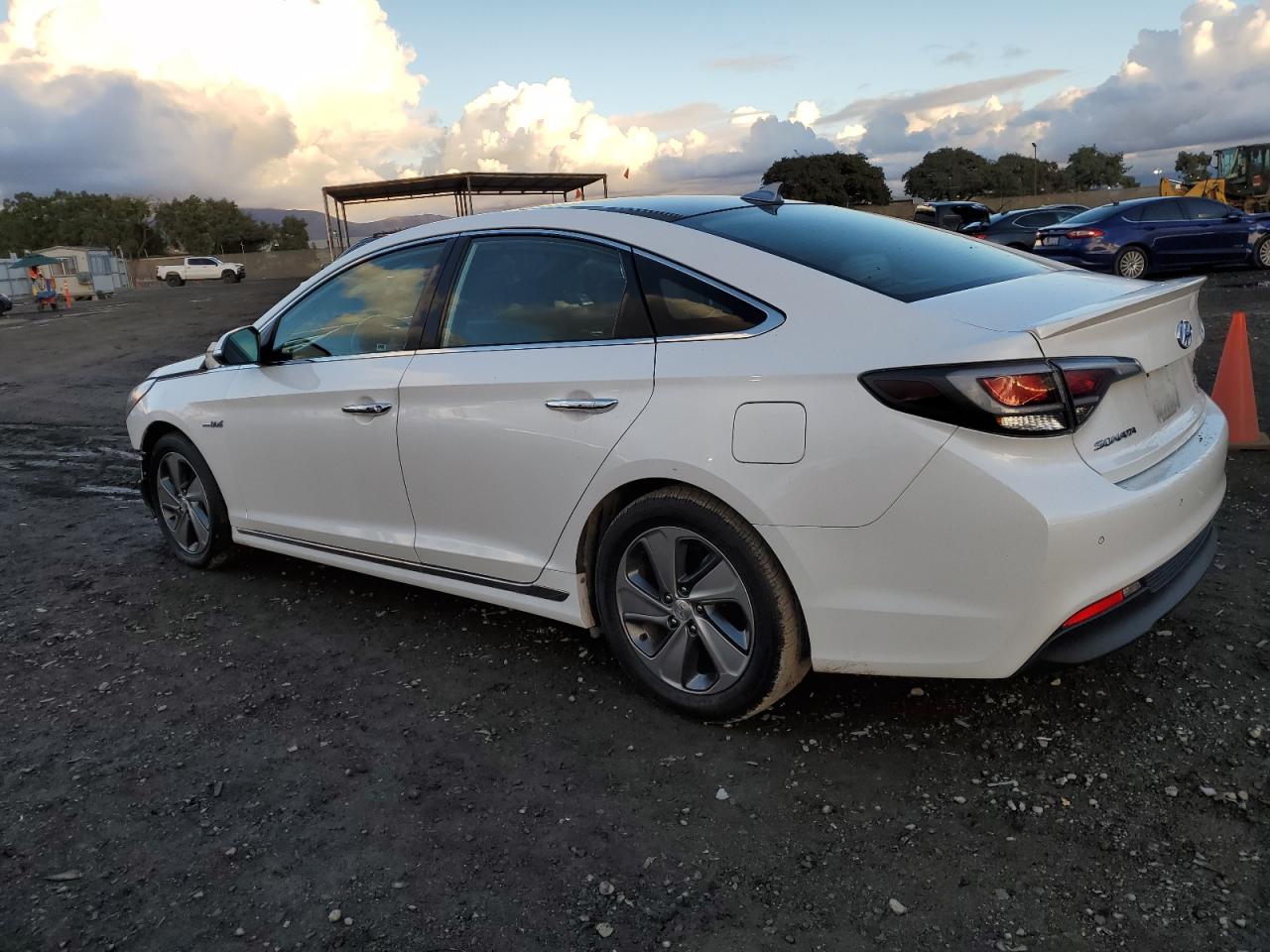 Image 2 of 2017 HYUNDAI SONATA HYBRID 2017 with VIN KMHE34L39HA076828