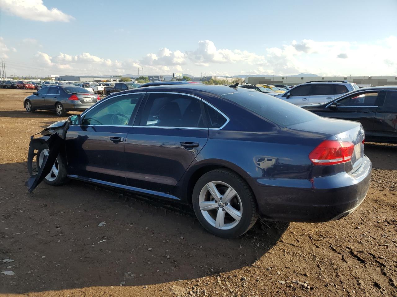 Изображение 2 2013 VOLKSWAGEN PASSAT SE 2013 с VIN 1VWBP7A37DC114102