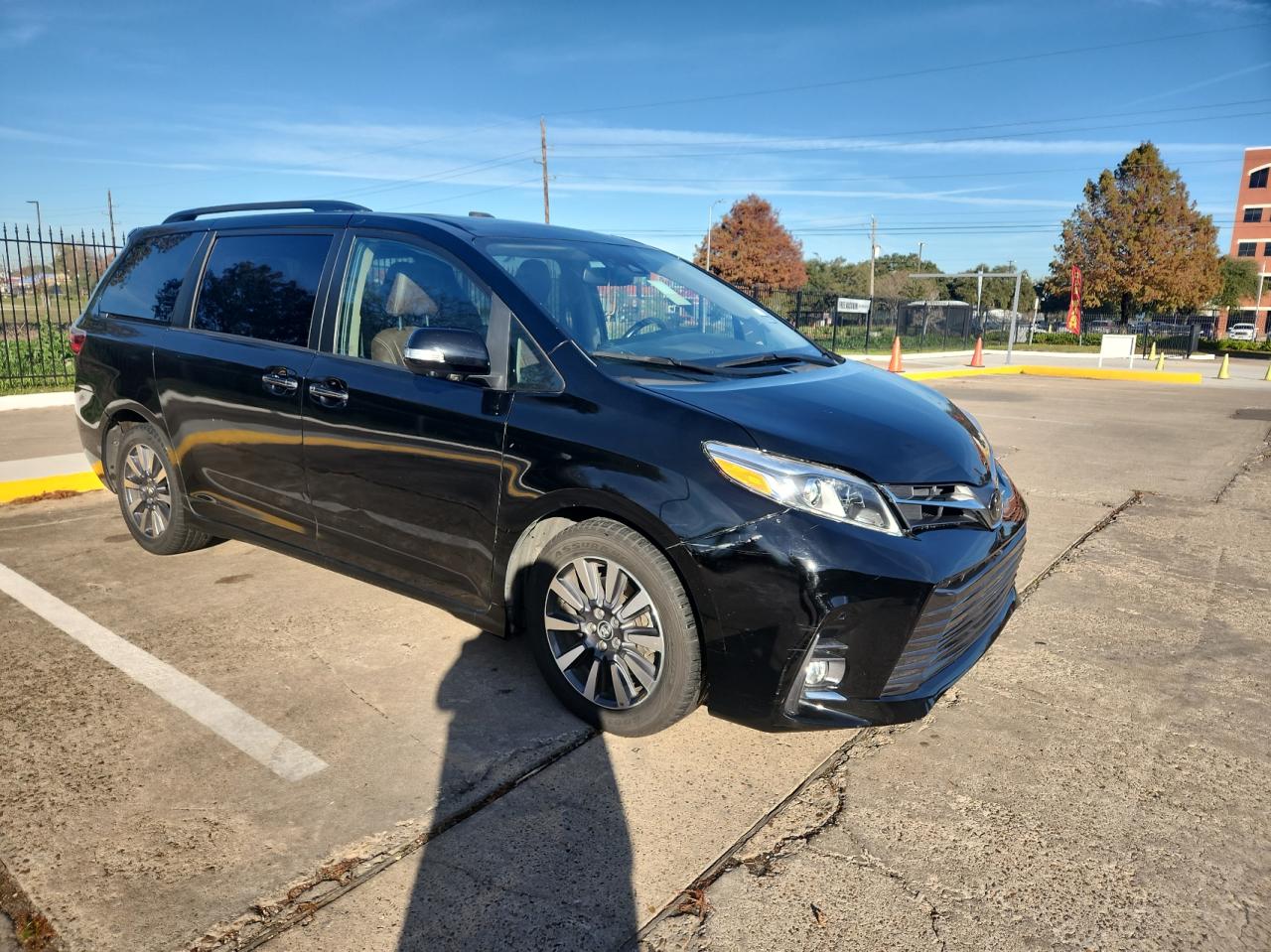 Image 1 of 2019 TOYOTA SIENNA XLE 2019 with VIN 5TDDZ3DC8KS223979