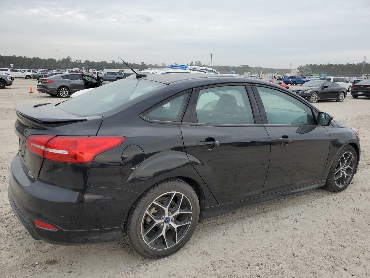 Image 3 of 2016 FORD FOCUS SE 2016 with VIN 1FADP3F21GL225114