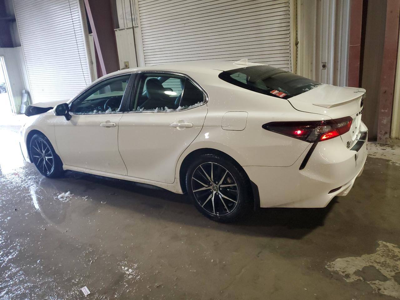 Obraz 2 z 2022 TOYOTA CAMRY SE 2022 z VIN 4T1T11BK2NU060582
