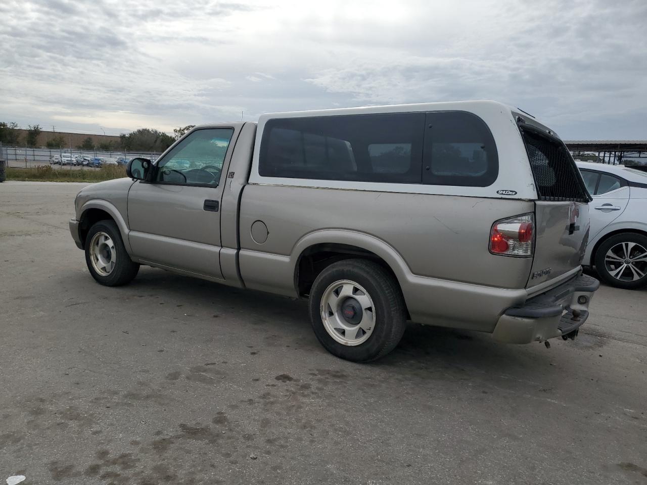 Image 2 of 2001 GMC SONOMA  2001 with VIN 1GTCS145918189351
