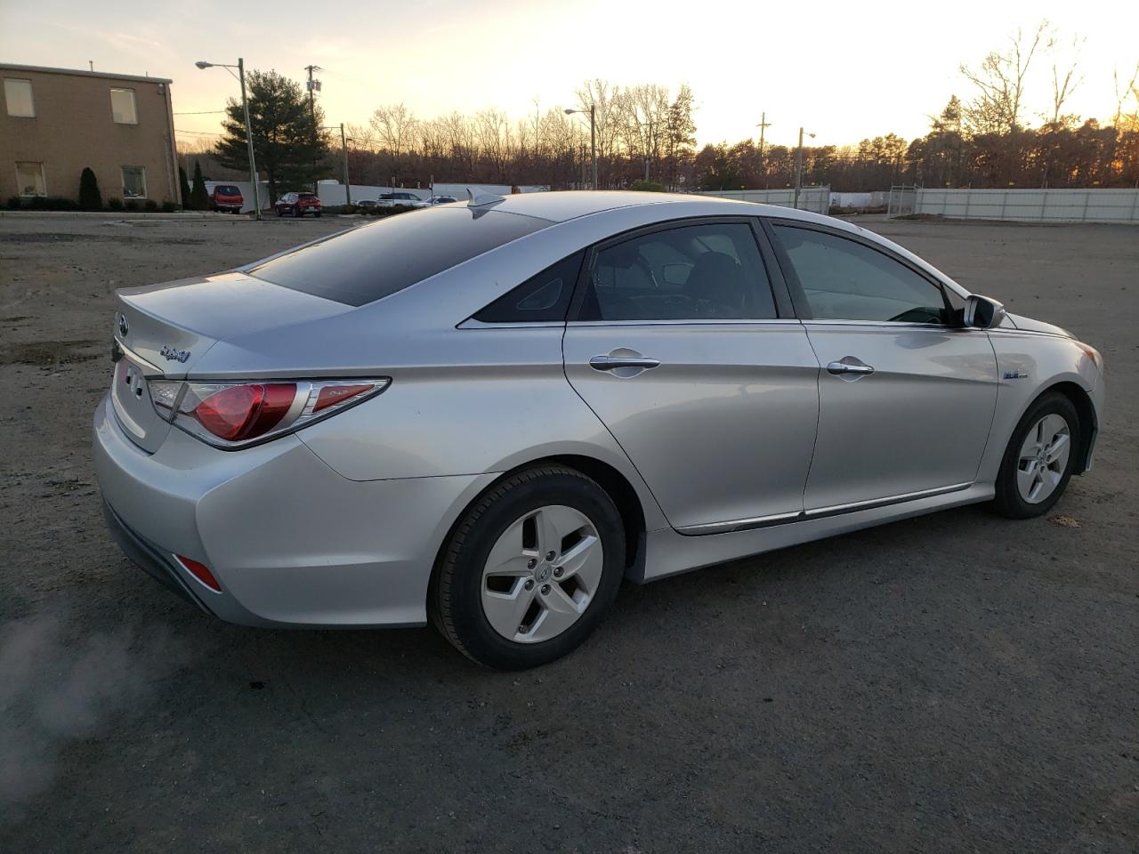 Image 3 of 2011 HYUNDAI SONATA HYBRID 2011 with VIN KMHEC4A48BA004411