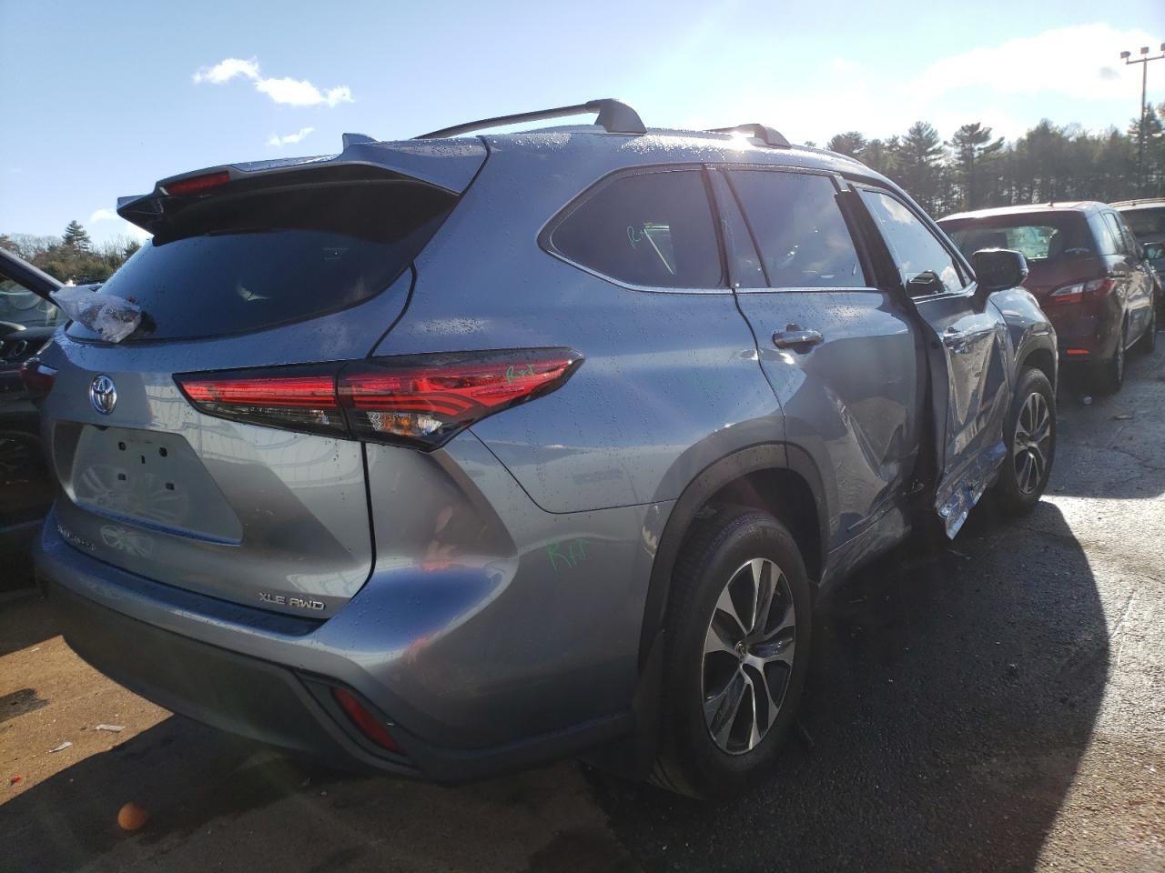 Image 3 of 2022 TOYOTA HIGHLANDER XLE 2022 with VIN 5TDGZRBH8NS228103