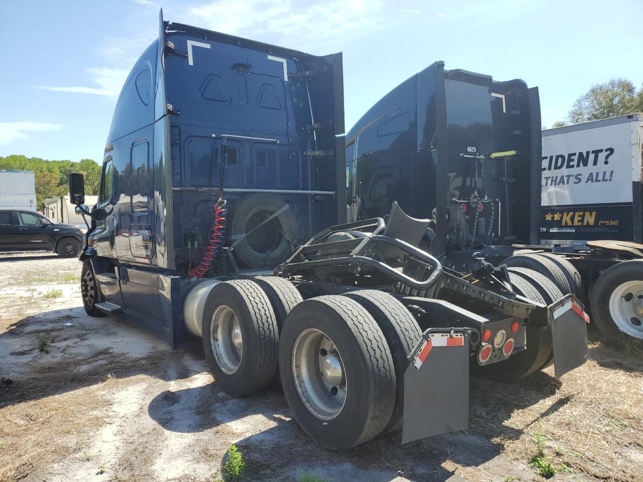 Image 3 of 2016 FREIGHTLINER CASCADIA 113  2016 with VIN 3AKJGHDVXGSHJ0228