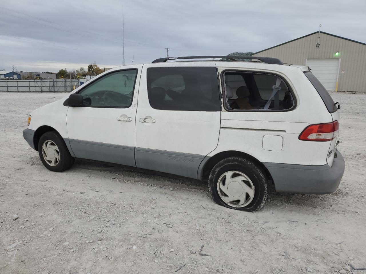 Image 2 of 1998 TOYOTA SIENNA LE 1998 with VIN 4T3ZF13C8WU068617