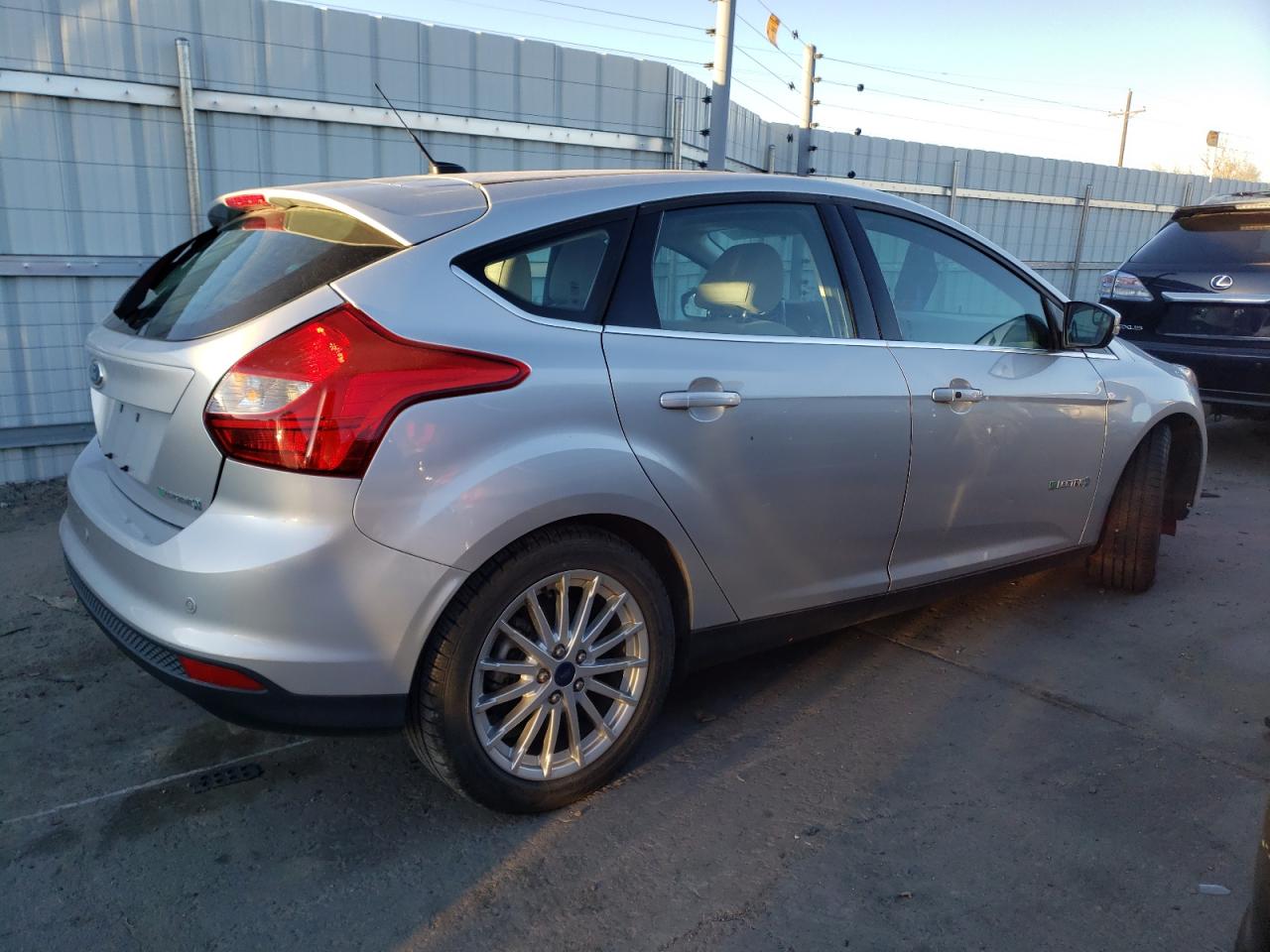 Изображение 3 2014 FORD FOCUS BEV 2014 с VIN 1FADP3R4XEL382828