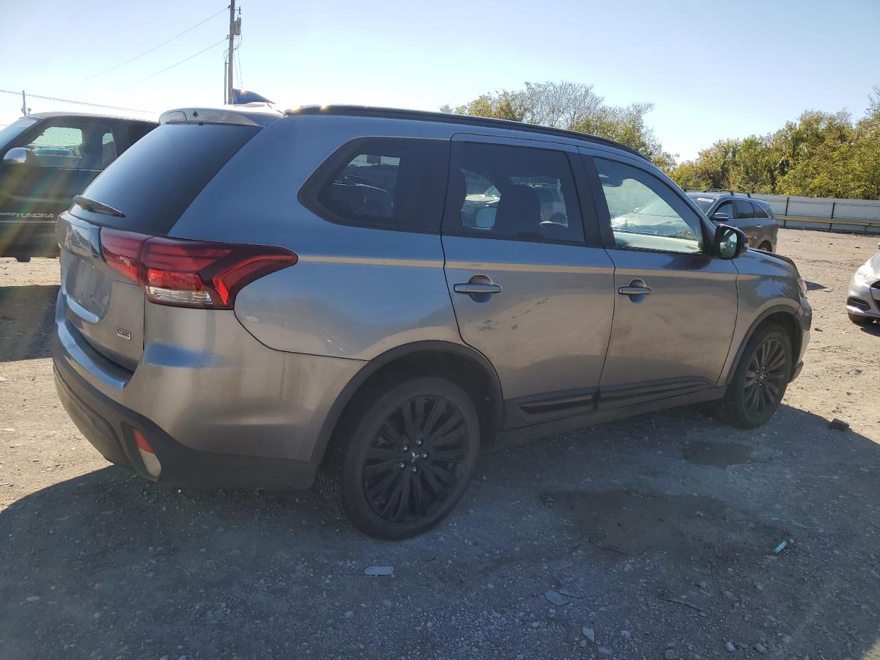 Obraz 3 z 2020 MITSUBISHI OUTLANDER SE 2020 z VIN JA4AZ3A33LZ037381