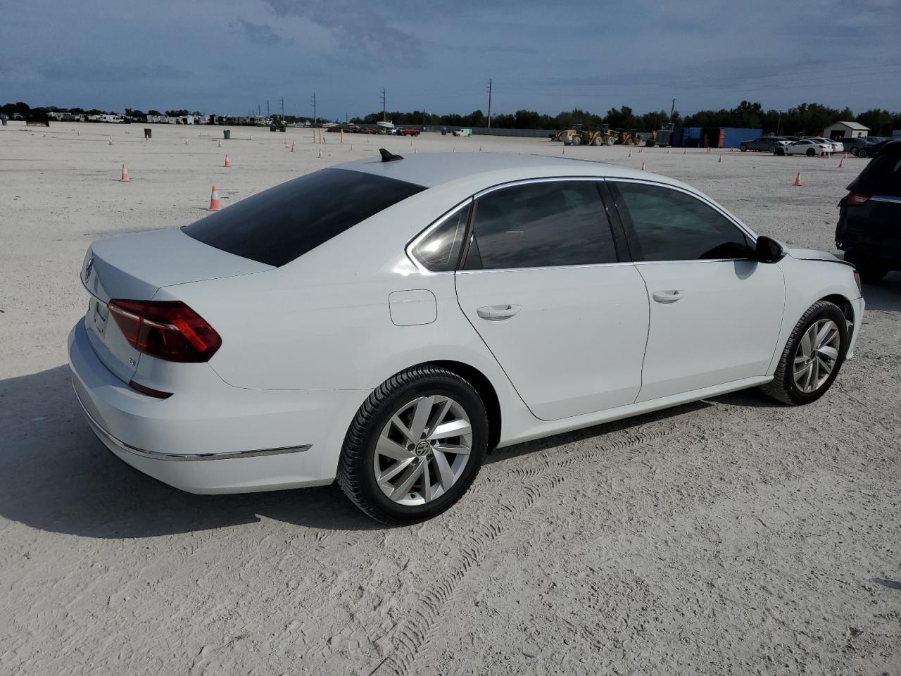 Изображение 3 2018 VOLKSWAGEN PASSAT SE 2018 с VIN 1VWBA7A31JC013084