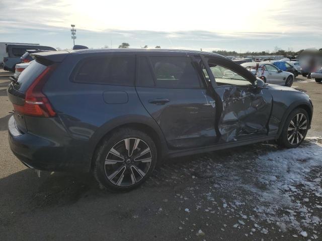 Obraz 3 z 2021 VOLVO V60 CROSS COUNTRY T5 MOMENTUM 2021 z VIN YV4102WK5M1067652