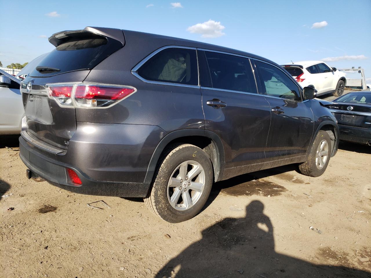 Image 3 of 2015 TOYOTA HIGHLANDER LE 2015 with VIN 5TDZARFH3FS013904