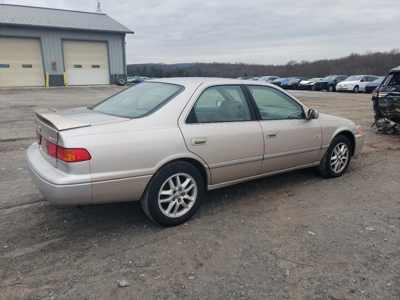 Image 3 of 2001 TOYOTA CAMRY LE 2001 with VIN 4T1BF28K71U124717