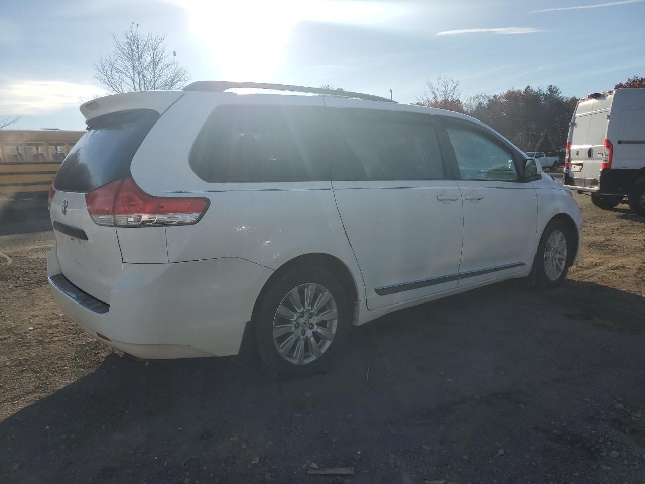 Image 3 of 2013 TOYOTA SIENNA XLE 2013 with VIN 5TDDK3DC9DS065501