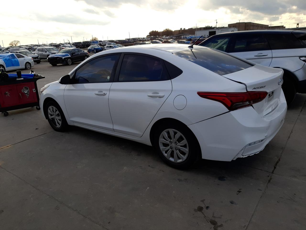Изображение 2 2019 HYUNDAI ACCENT SE 2019 с VIN 3KPC24A36KE061225