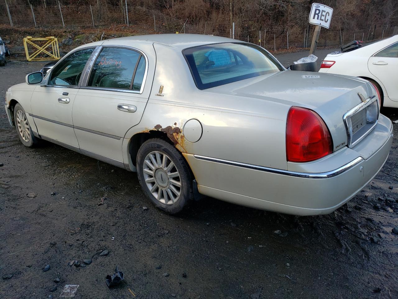 Obraz 2 z 2004 LINCOLN TOWN CAR ULTIMATE 2004 z VIN 1LNHM83W54Y641251