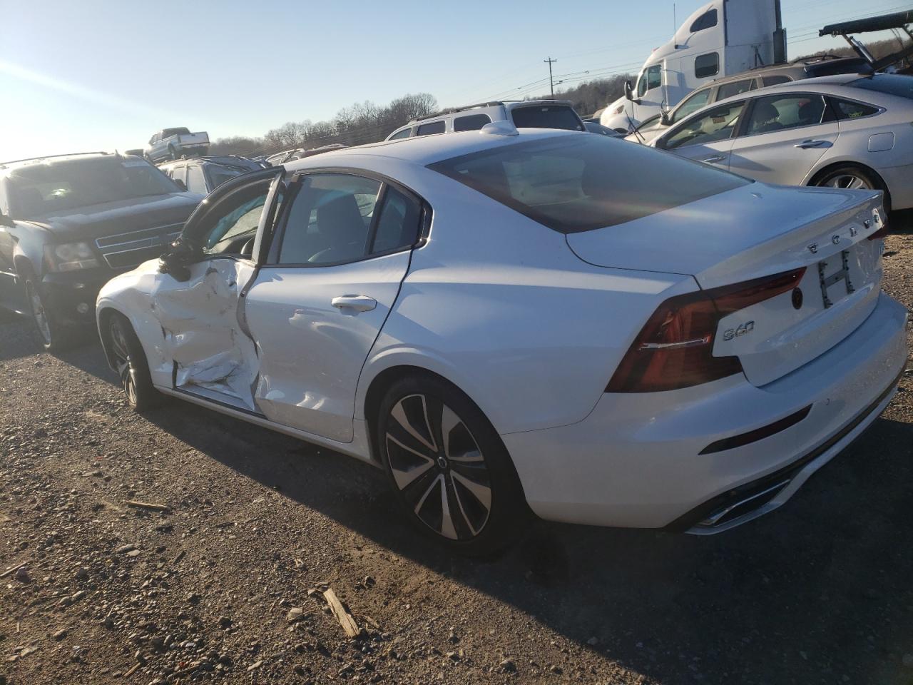 Obraz 2 z 2022 VOLVO S60 B5 MOMENTUM 2022 z VIN 7JRL12TZ1NG177463