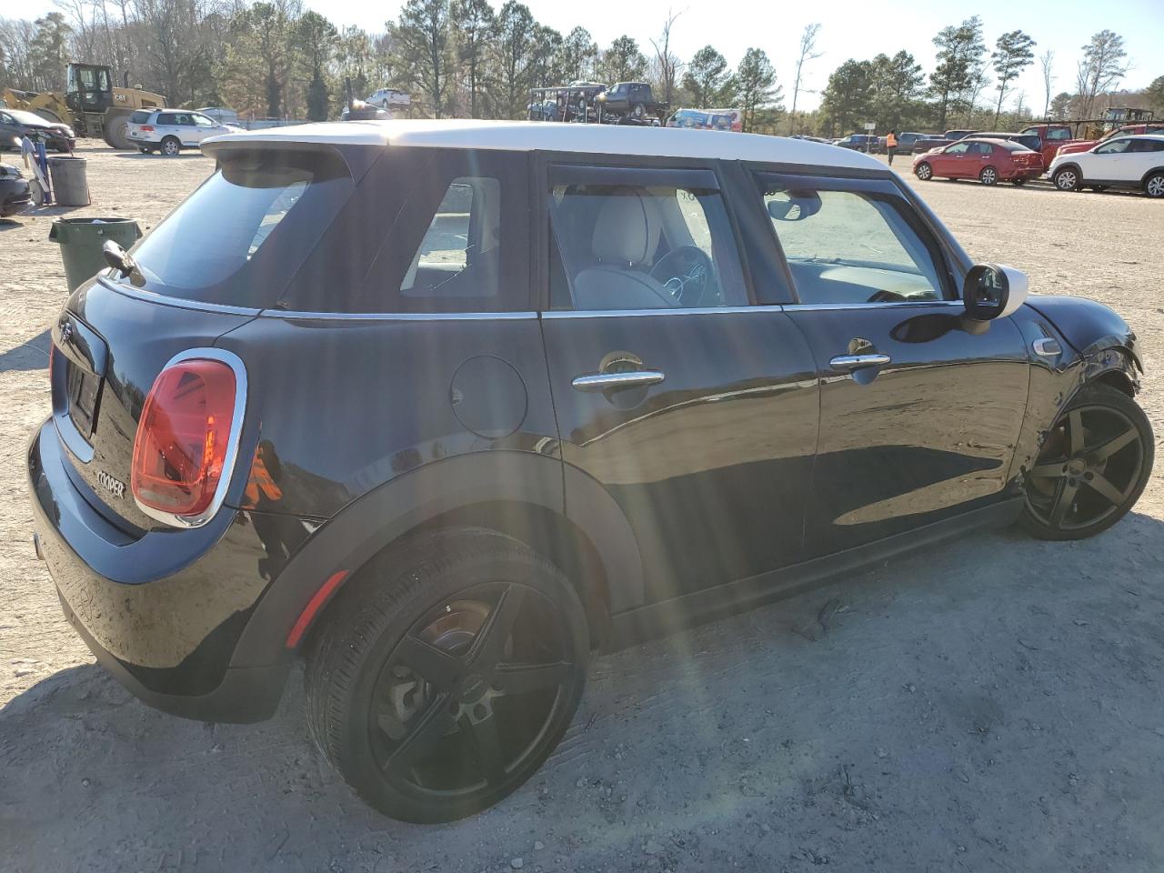 Obraz 3 z 2020 MINI COOPER  2020 z VIN WMWXU7C04L2L89898