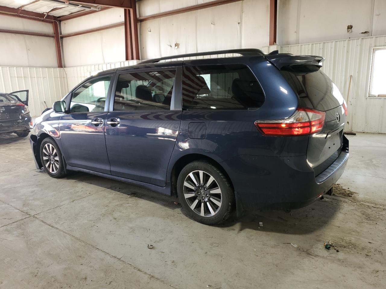 Image 2 of 2018 TOYOTA SIENNA XLE 2018 with VIN 5TDDZ3DC8JS202578