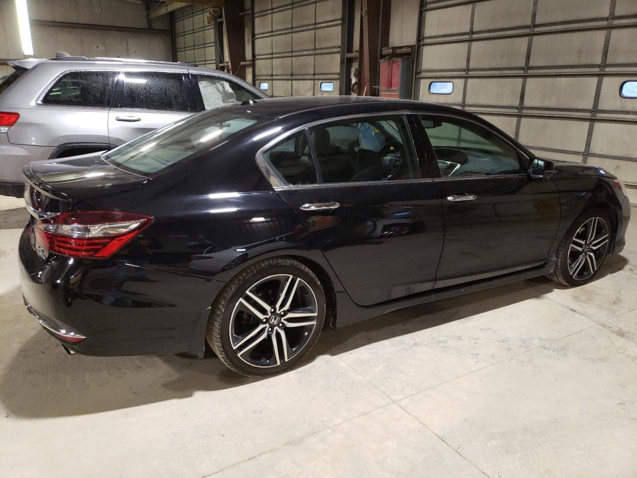 Изображение 3 2017 HONDA ACCORD TOURING 2017 с VIN 1HGCR3F97HA019775