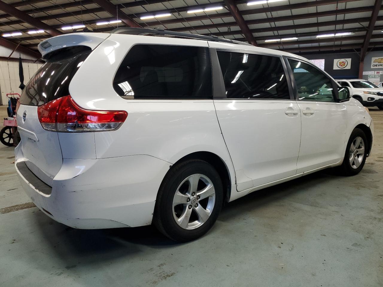 Obraz 3 z 2013 TOYOTA SIENNA LE 2013 z VIN 5TDKK3DCXDS375664