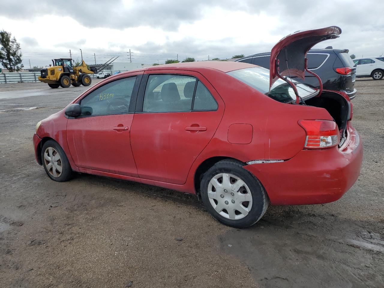 Obraz 2 z 2011 TOYOTA YARIS  2011 z VIN JTDBT4K37B1400553