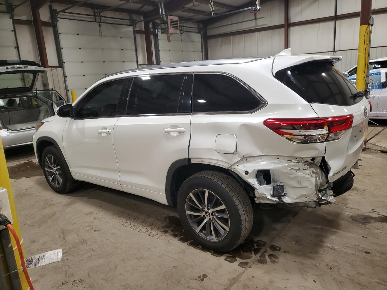 Image 2 of 2018 TOYOTA HIGHLANDER SE 2018 with VIN 5TDJZRFHXJS529238